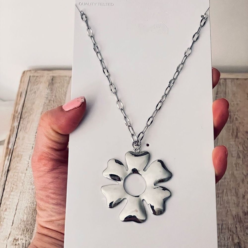 NWT Time and Tru Beautiful Long Silver Shinny Big Flower Shaped Pendant Necklace